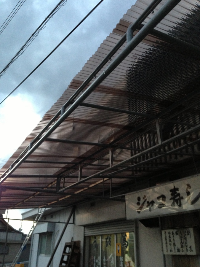 和歌山県岩出市の店舗テント張替えと、鉄部塗装工事。のサブ画像01