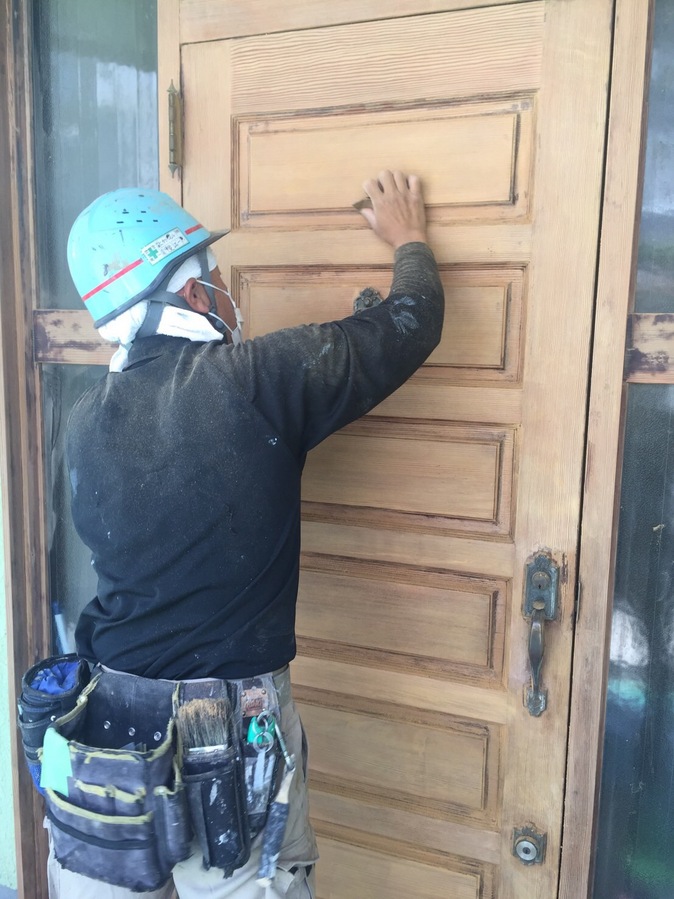 正面扉の改修工事　　木製扉の修繕の画像